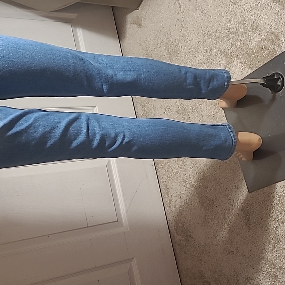 Guess - Picture 6 of 10